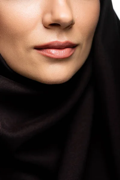 Abgeschnittene Ansicht der schönen jungen muslimischen Frau Lippen isoliert auf weiß — Stockfoto