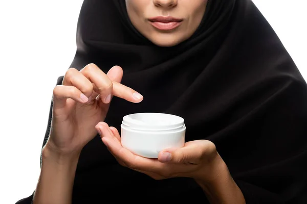 Abgeschnittene Ansicht einer jungen muslimischen Frau im Hijab, die Creme isoliert auf Weiß aufträgt — Stockfoto
