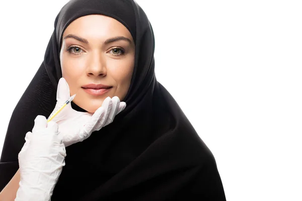 Jeune femme musulmane en hijab ayant injection de beauté isolé sur blanc, concept d'augmentation des lèvres — Photo de stock