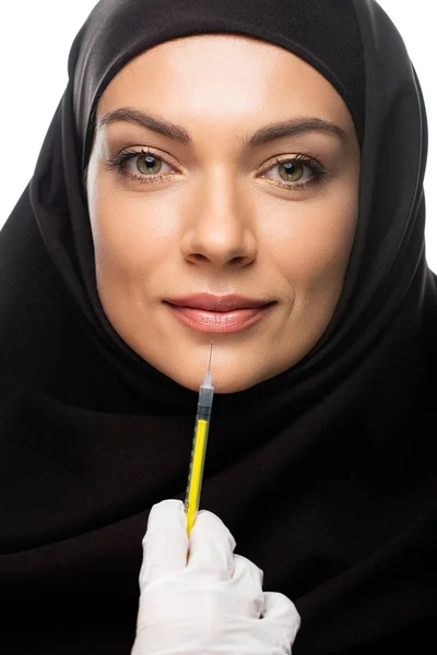 Jovem muçulmana em hijab ter injeção de beleza isolado no branco, lábio conceito de aumento — Fotografia de Stock