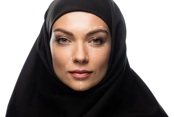 Giovane donna musulmana in hijab con segni sul viso per la chirurgia plastica isolata su bianco — Foto stock