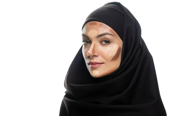 Mujer musulmana joven en hiyab con contorno facial aislado en blanco - foto de stock