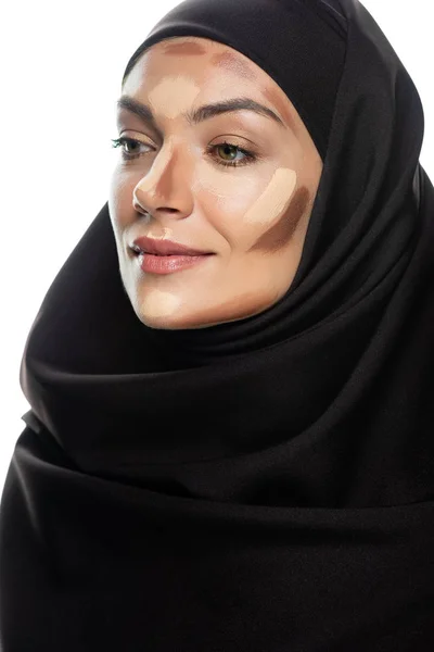 Jeune femme musulmane en hijab avec contouring facial isolé sur blanc — Photo de stock