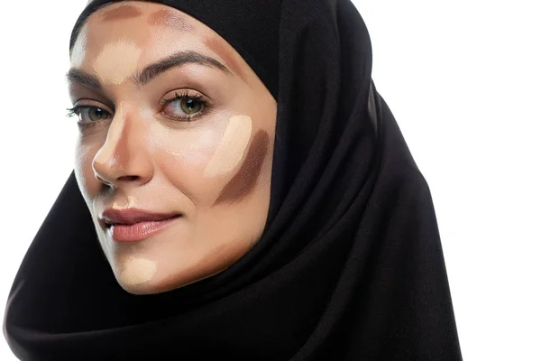 Jeune femme musulmane en hijab avec contouring facial isolé sur blanc — Photo de stock