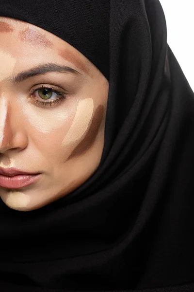 Vue partielle de la jeune femme musulmane en hijab avec contouring facial isolé sur blanc — Photo de stock