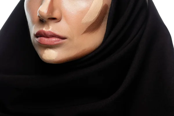 Vue partielle de la jeune femme musulmane en hijab avec contouring facial isolé sur blanc — Photo de stock