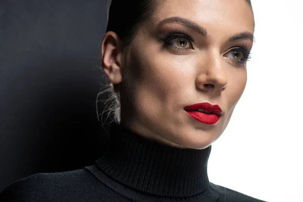 Hermosa mujer con labios rojos sobre fondo blanco y negro - foto de stock