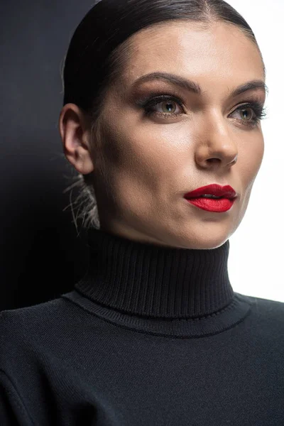 Schöne Frau mit roten Lippen auf weißem und schwarzem Hintergrund — Stockfoto