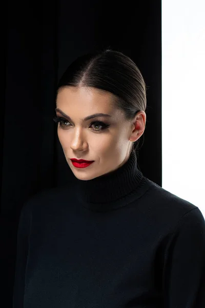 Hermosa joven con labios rojos aislados en blanco y negro - foto de stock