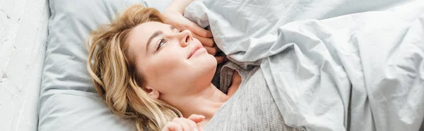 Colpo panoramico di bella giovane donna sdraiata sul letto a casa — Foto stock