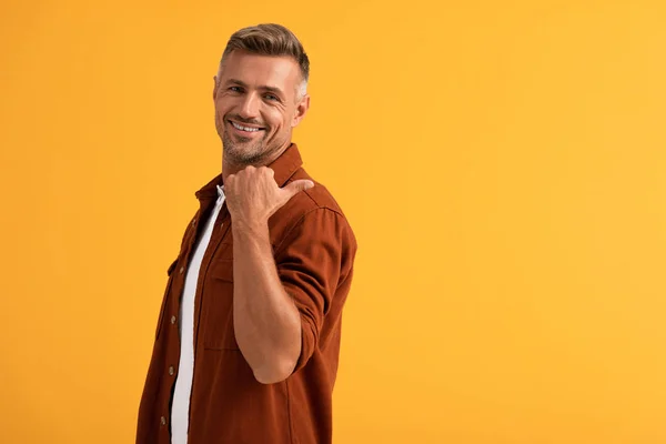 Homem feliz mostrando polegar para cima isolado em laranja — Fotografia de Stock