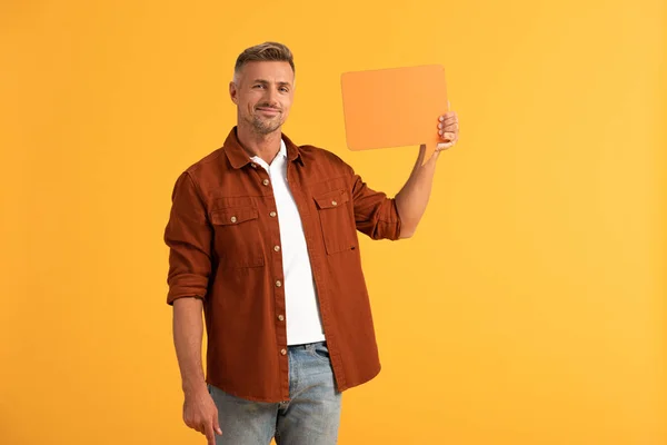 Hombre feliz sosteniendo burbuja de habla en blanco aislado en naranja - foto de stock