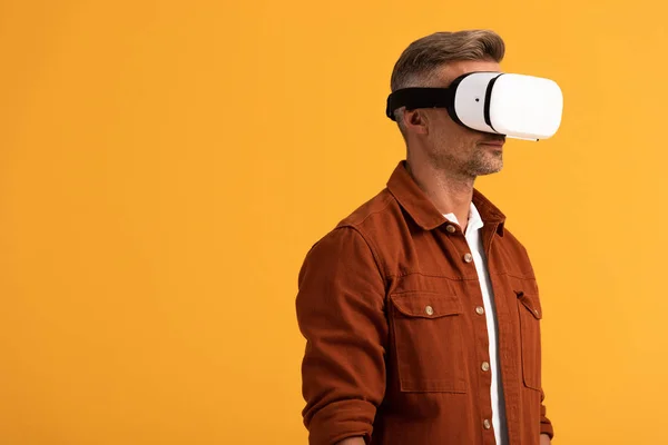 Homem em realidade virtual headset isolado em laranja — Fotografia de Stock
