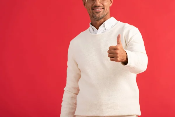 Ausgeschnittene Ansicht eines fröhlichen Mannes, der den Daumen vereinzelt auf Rot zeigt — Stockfoto