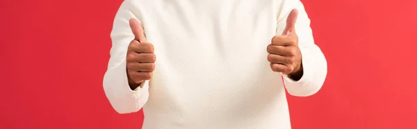 Tiro panorâmico do homem mostrando polegares isolados no vermelho — Fotografia de Stock