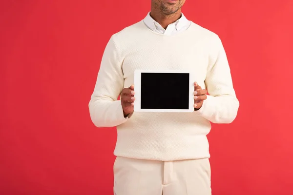 Vista cortada do homem segurando tablet digital com tela em branco isolado em vermelho — Fotografia de Stock