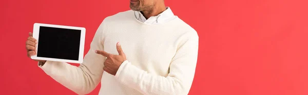 Prise de vue panoramique de l'homme pointant du doigt la tablette numérique avec écran blanc — Photo de stock