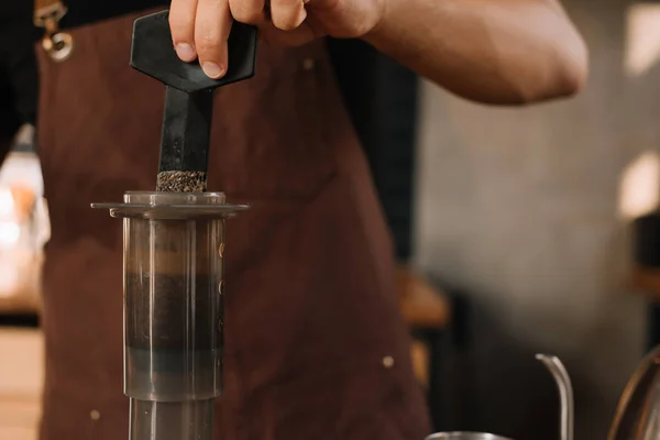 Ausgeschnittener Blick auf Barista, der mit Aeropress Kaffee zubereitet — Stockfoto