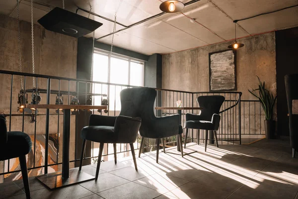 Balcon avec tables et chaises dans un loft moderne café en plein soleil — Photo de stock