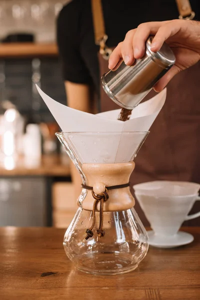 Vue partielle du barista préparant le café filtré à l'aide de chemex — Photo de stock