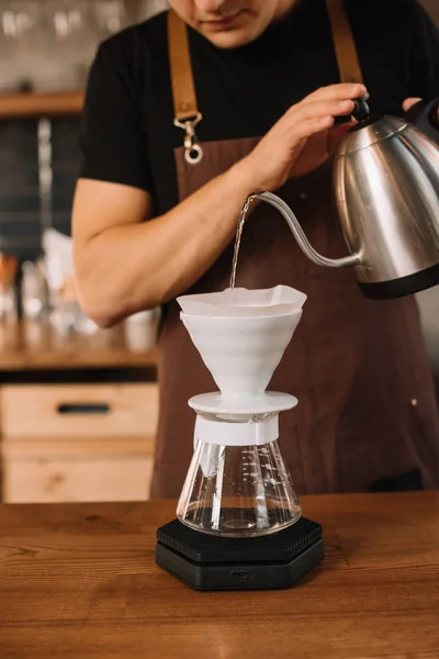 Zugeschnittene Ansicht von Barista bei der Zubereitung von Filterkaffee — Stockfoto