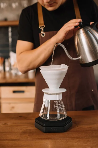 Cropped view of barista preparing filtered coffee — Stock Photo