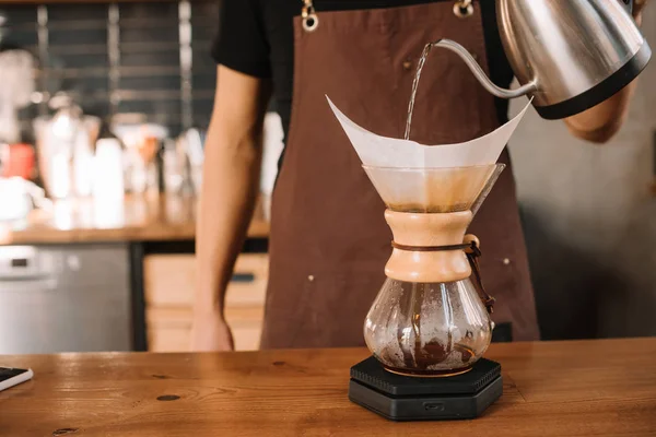 Vista cortada de barista preparando café pour-over usando Chemex Coffeemaker — Fotografia de Stock