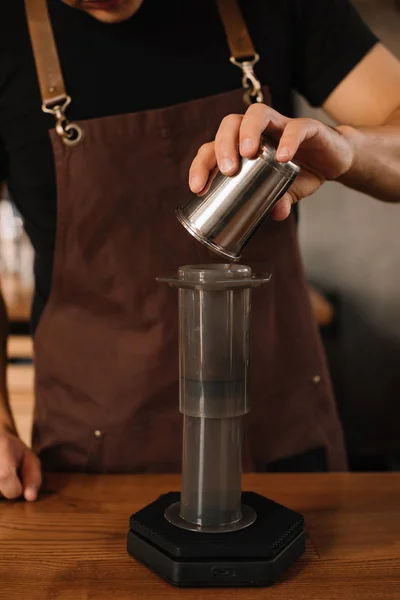 Vista cortada de barista preparando café fabricado com aeropress — Fotografia de Stock