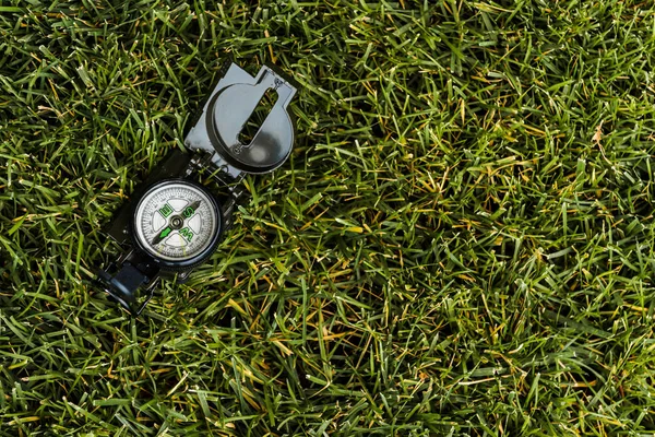 Vue de dessus de boussole rétro sur herbe verte — Photo de stock