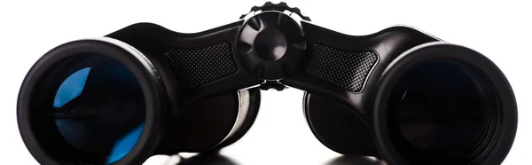 Plano panorámico de prismáticos negros con lente aislada en blanco - foto de stock