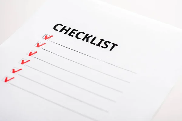Close-up de papel com letras checklist isoladas em branco — Fotografia de Stock
