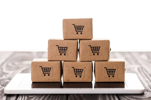 Foco seletivo de caixas de brinquedos em tablet digital isolado em branco, conceito de e-commerce — Fotografia de Stock
