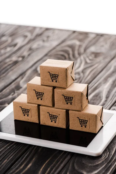 Boîtes en carton jouet sur tablette numérique isolé sur blanc, concept e-commerce — Photo de stock