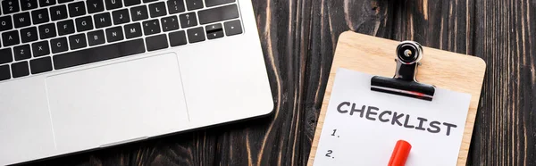 Panoramic shot of laptop near checklist and marker pen on table, e-commerce concept — Stock Photo