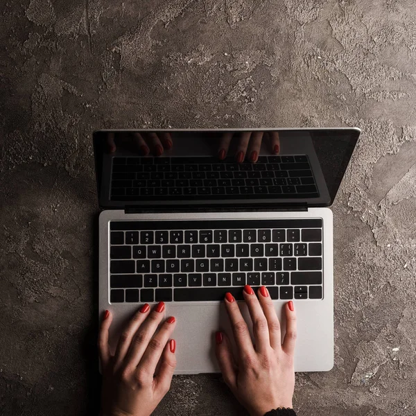 Vista superior de la mujer de negocios escribiendo en el ordenador portátil con pantalla en blanco, concepto de comercio electrónico - foto de stock