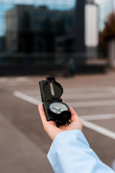 Ausgeschnittene Ansicht einer Frau mit Kompass draußen — Stockfoto