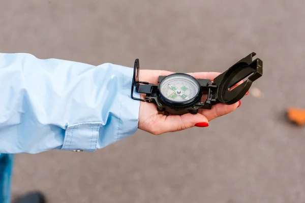 Vista recortada de la mujer con brújula retro en la mano - foto de stock