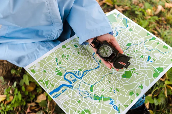Обрезанный вид путешественник держит карту и компас снаружи — стоковое фото