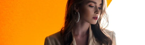 Plano panorámico de mujer atractiva joven en naranja y blanco - foto de stock