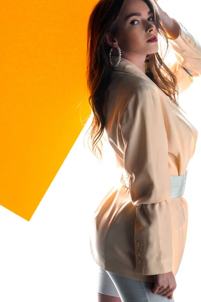 Bonita mujer joven en chaqueta en naranja y blanco - foto de stock