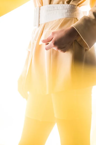 Vista cortada de jovem mulher em pé sobre amarelo e branco — Fotografia de Stock