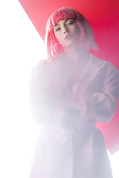 Elegante giovane donna in giacca su rosa e bianco — Stock Photo