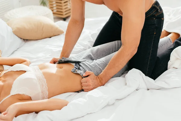 Abgeschnittene Ansicht von Freund verkleidet seine Freundin in Wohnung — Stockfoto