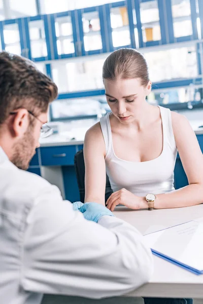Attraktive Frau in der Nähe von Allergologen in Klinik im Fokus — Stockfoto