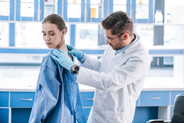 Schöner Allergologe, der neben Frau steht und nach hinten schaut — Stockfoto