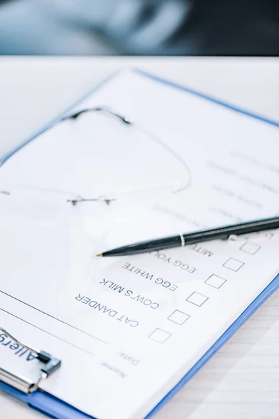 Selective focus of pen near clipboard with checklist in clinic — Stock Photo