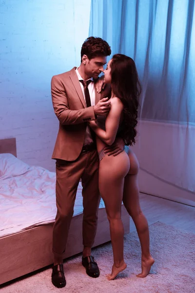Schöner Geschäftsmann umarmt sexy Mädchen in Unterwäsche — Stockfoto