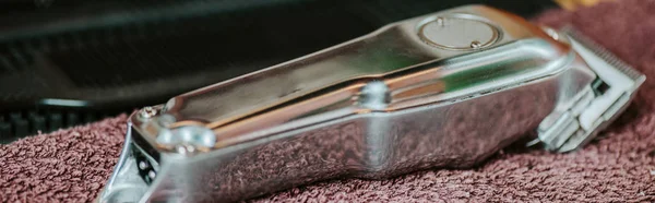 Tiro panorâmico de aparador na toalha na barbearia — Fotografia de Stock