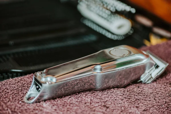 Selective focus of trimmer on towel in barbershop — Stock Photo