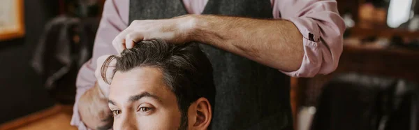 Tiro panorâmico de barbeiro styling cabelo no homem — Fotografia de Stock